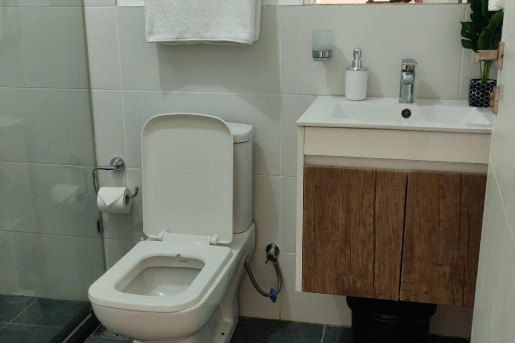 Emaza Lux Stylish, Modern 1 Bedroom Apartment, Pool & Gym, At Mi Vida Garden Apartment