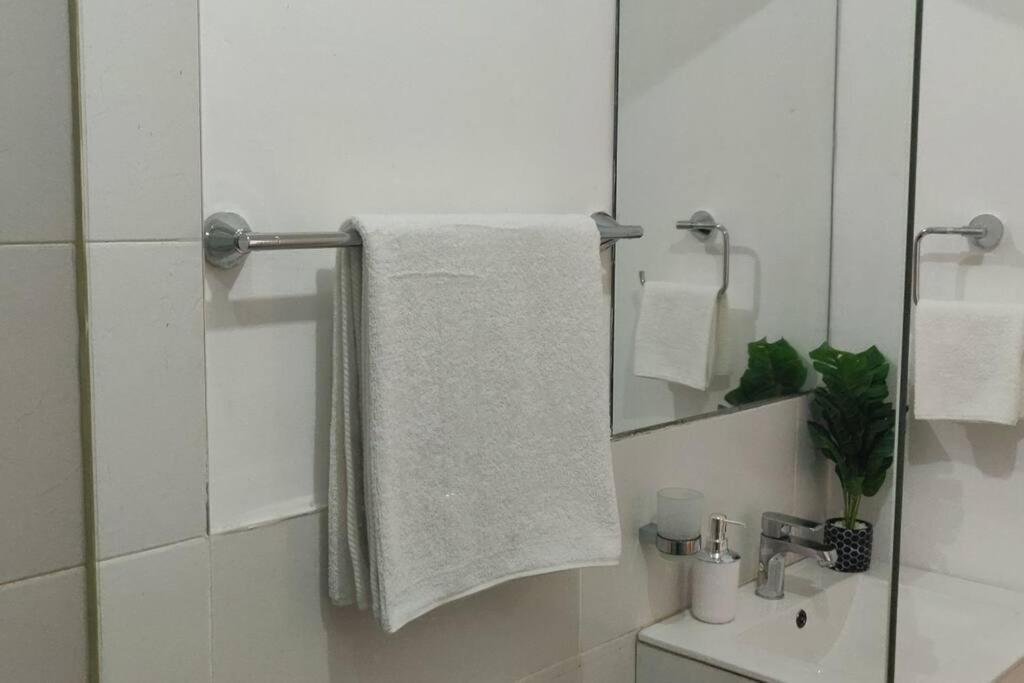 Emaza Lux Stylish, Modern 1 Bedroom Apartment, Pool & Gym, At Mi Vida Garden Apartment *