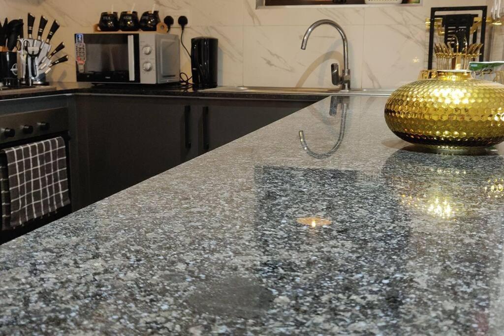 Emaza Lux Stylish, Modern 1 Bedroom Apartment, Pool & Gym, At Mi Vida Garden Apartment