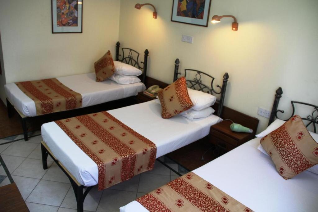 Maanzoni 680 Hotel