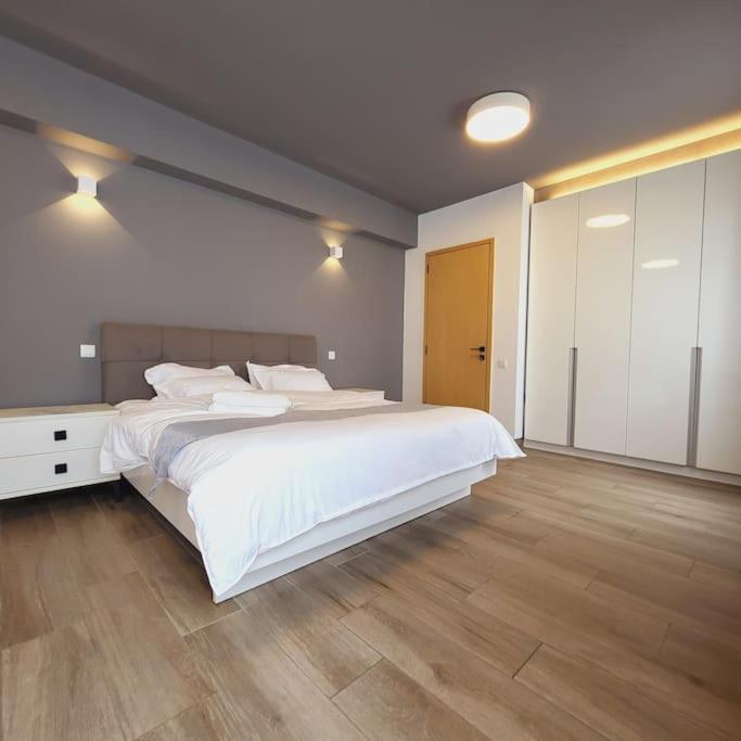 Luxury Modern 3bdr W/pool & Gym Ph_a205