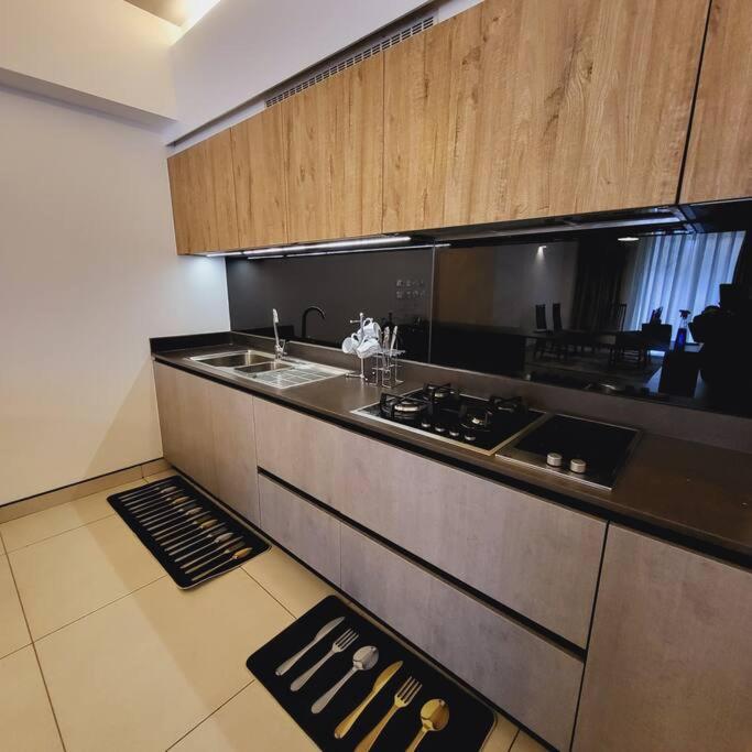 Luxury Modern 3bdr W/pool & Gym Ph_a205 Apartment *