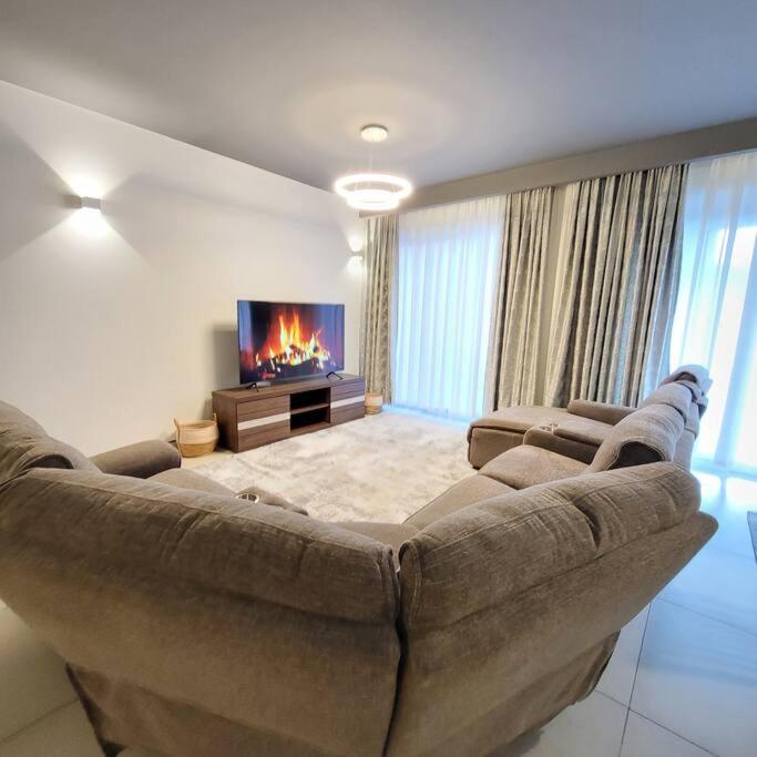 Apartment Luxury Modern 3bdr W/pool & Gym Ph_a205