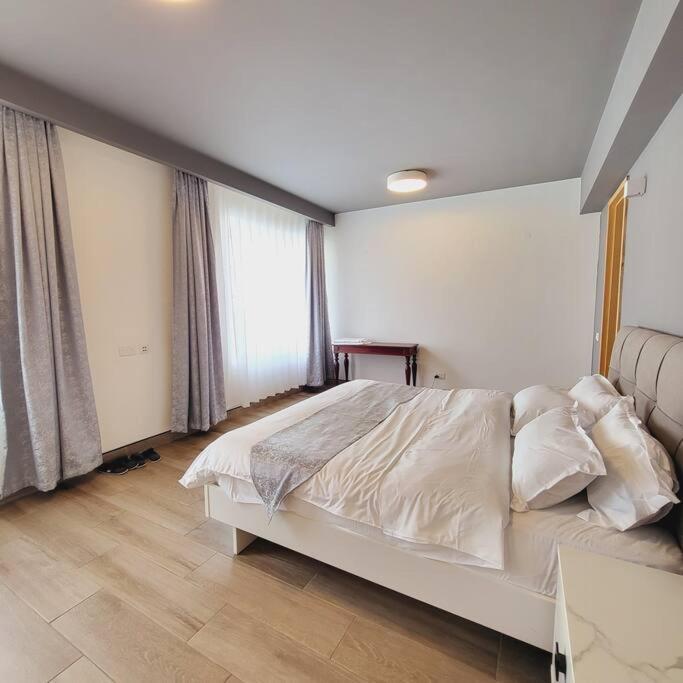 Luxury Modern 3bdr W/pool & Gym Ph_a205 Apartment *