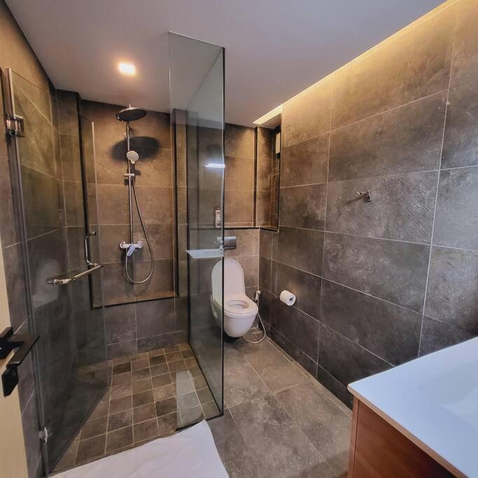 Luxury Modern 3bdr W/pool & Gym Ph_a205 Apartment *