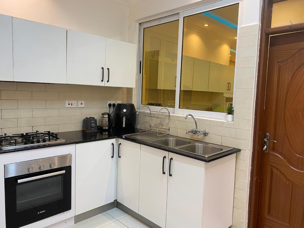 Sydney 4 Bed Fully Furnished. Apartment *