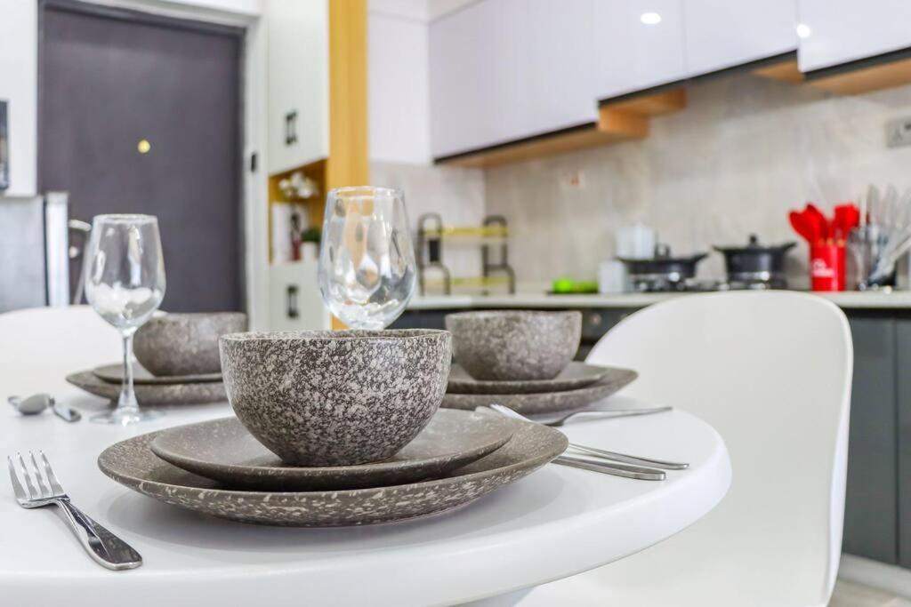 Lovely Furnished Cozy 2bed/room Apartment *