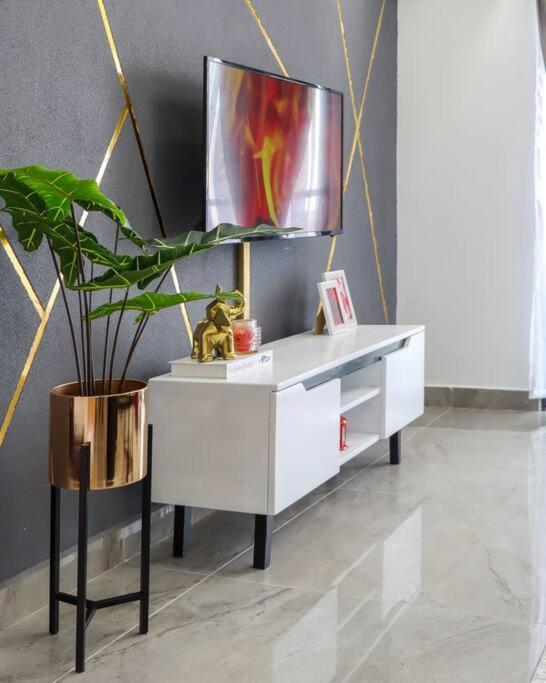 Lovely Furnished Cozy 2bed/room Apartment *