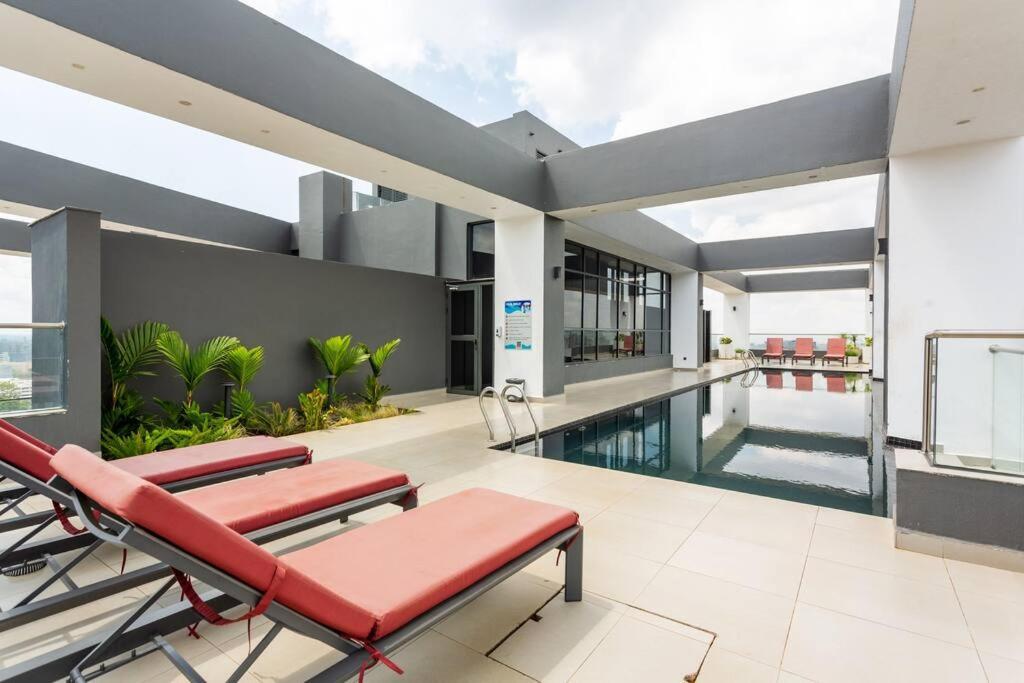 Apartment High-rise 2bd/2ba Luxury, W/pool & Gym - Westlands Nairobi