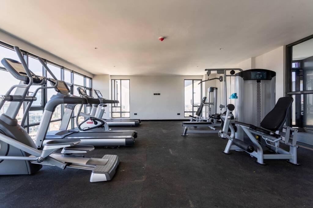 Apartment High-rise 2bd/2ba Luxury, W/pool & Gym - Westlands Nairobi