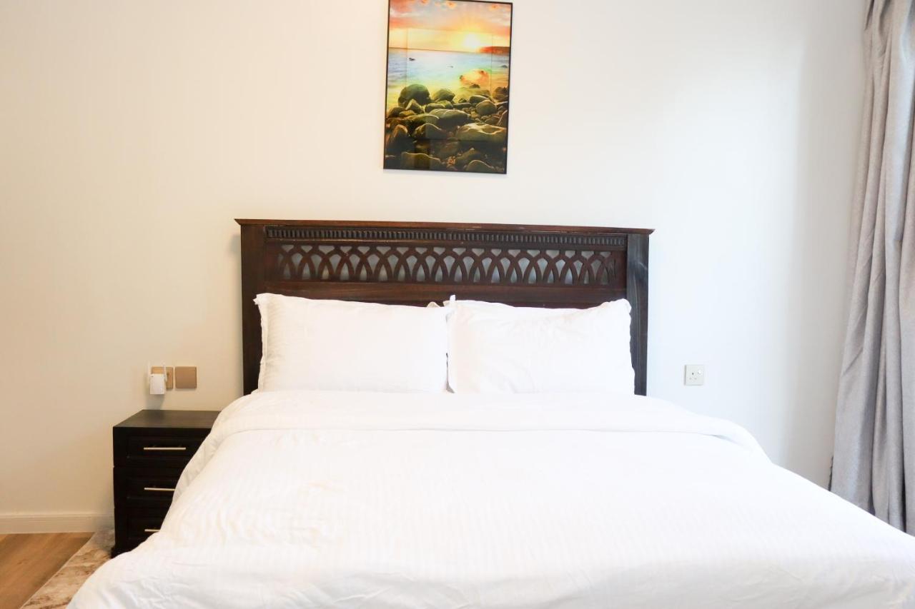 Lovely 3 Bedroom With A View Of The Park Apartment *