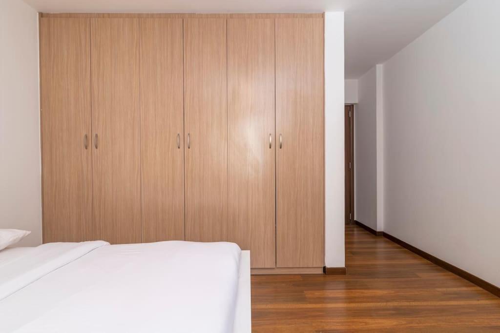 Executive Two Bdrm With Gym & Sauna . Apartment