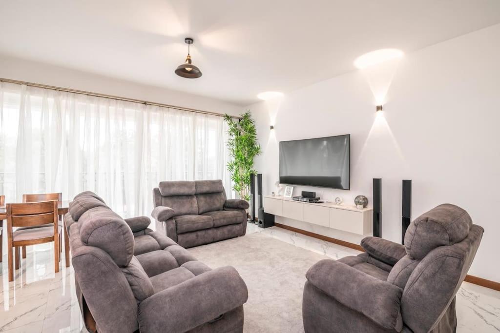 Executive Two Bdrm With Gym & Sauna . Apartment *