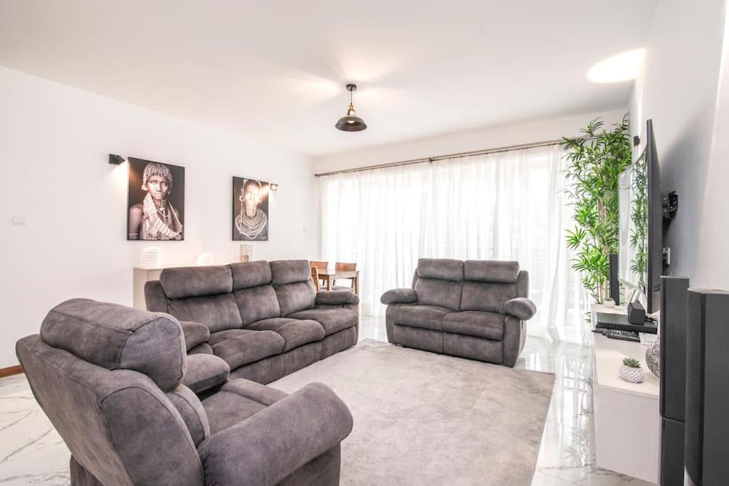 Executive Two Bdrm With Gym & Sauna . *