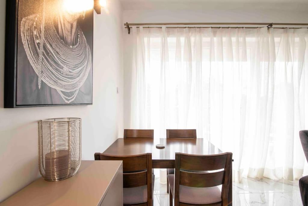 Executive Two Bdrm With Gym & Sauna . Apartment *