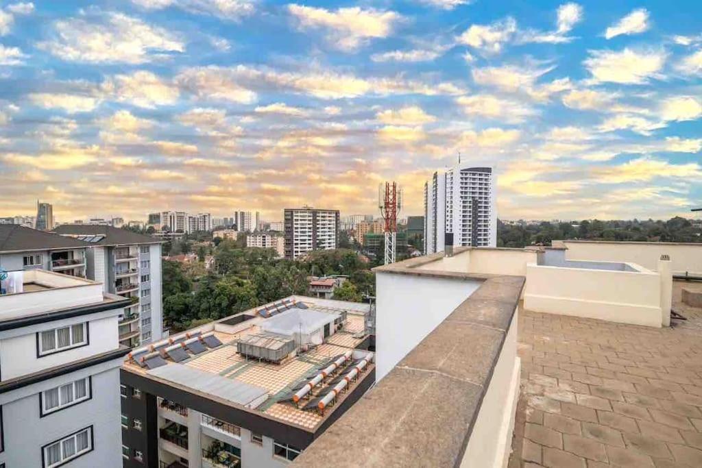 Apartment Executive Two Bdrm With Gym & Sauna .