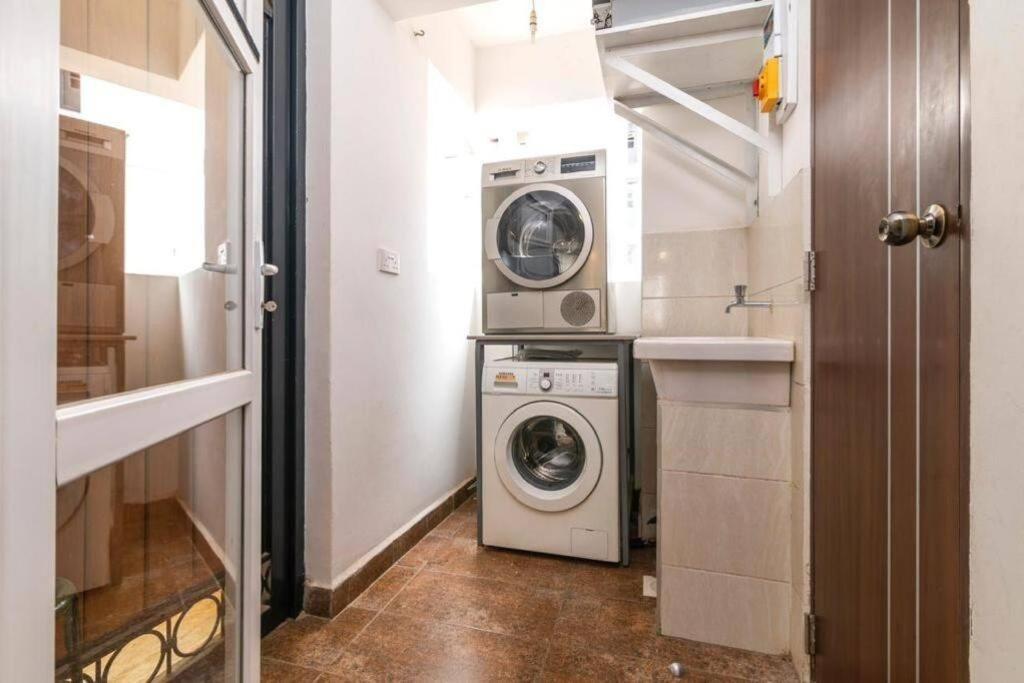 Executive Two Bdrm With Gym & Sauna . *