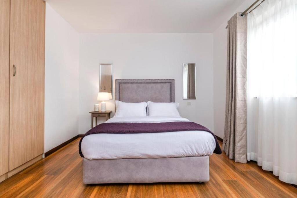 Executive Two Bdrm With Gym & Sauna . Apartment