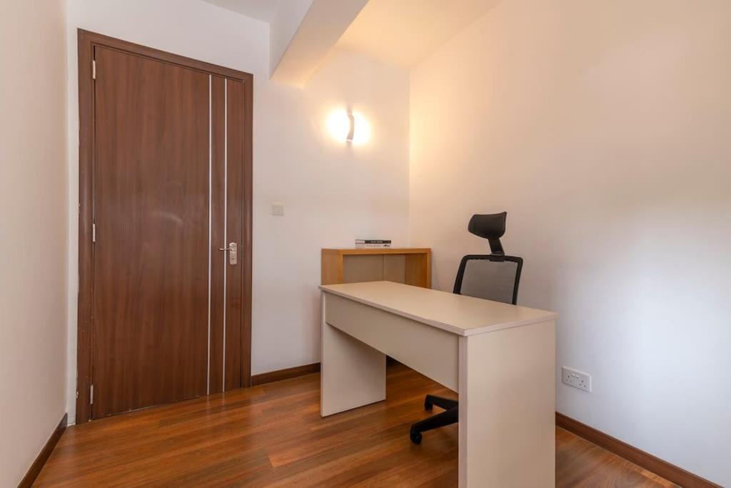 Executive Two Bdrm With Gym & Sauna . Apartment *