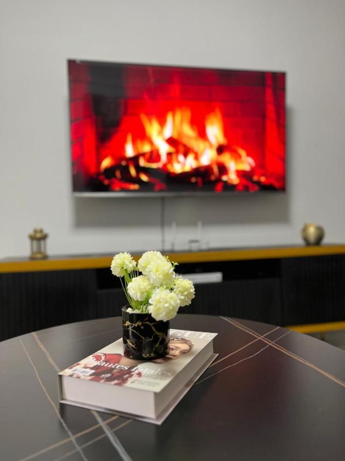 Lux Gold Park Apartment