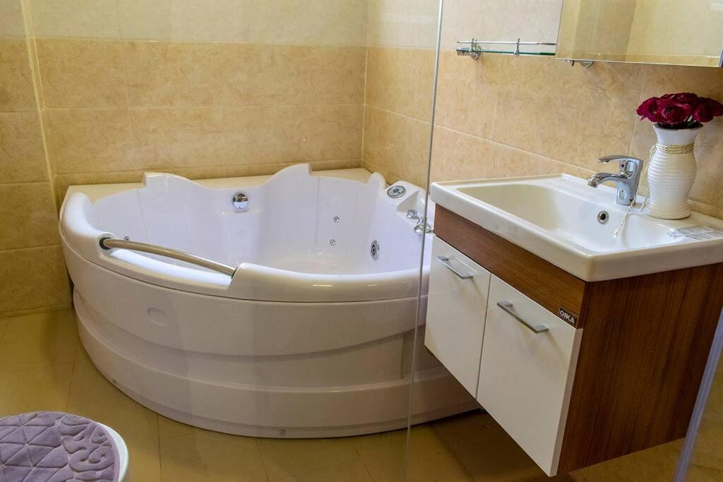 Duchess Park Serviced 4 Bedroom Apartment *