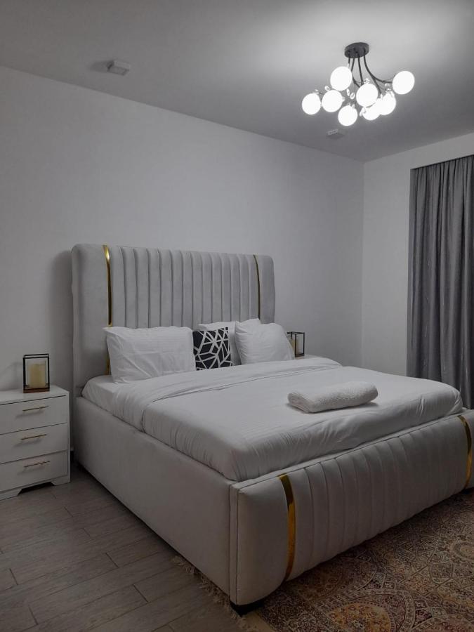 Stephanies 3 Bed Furnished Apartment *