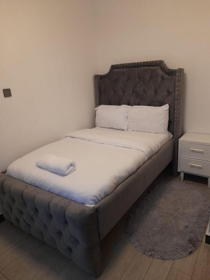 Stephanies 3 Bed Furnished Apartment *