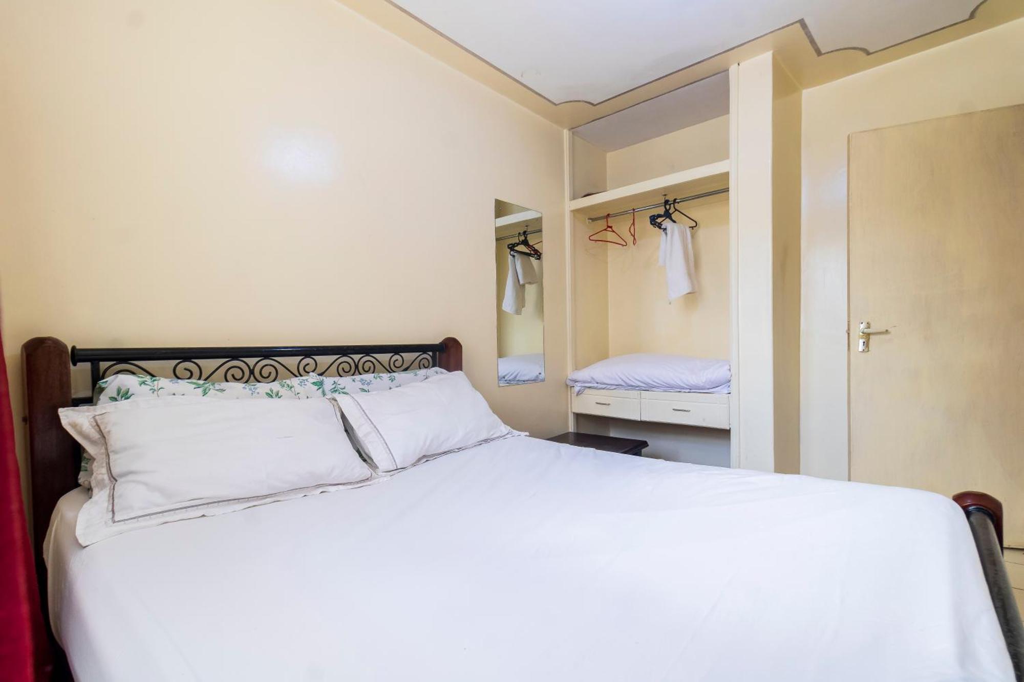 Barons Court Apartment *