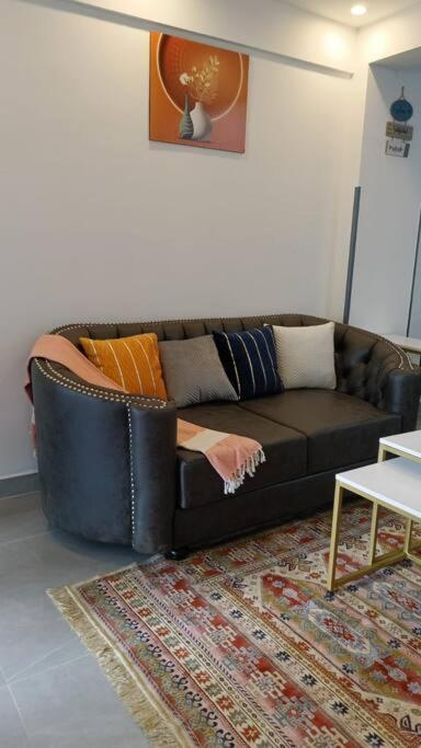 Sky-high Serenity: Your Modern 1br Retreat On The 10th Floor