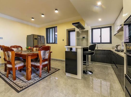 Luxurious And Comfy Homes Apartment *