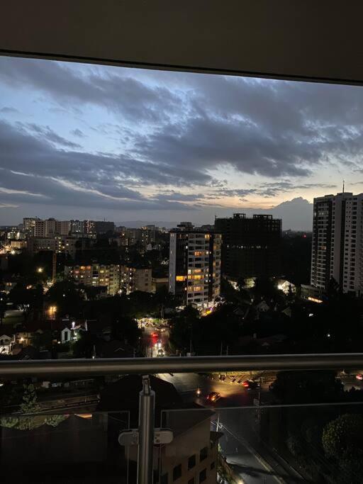 Rare Find Cozy 1bed With Skyline Views Apartment