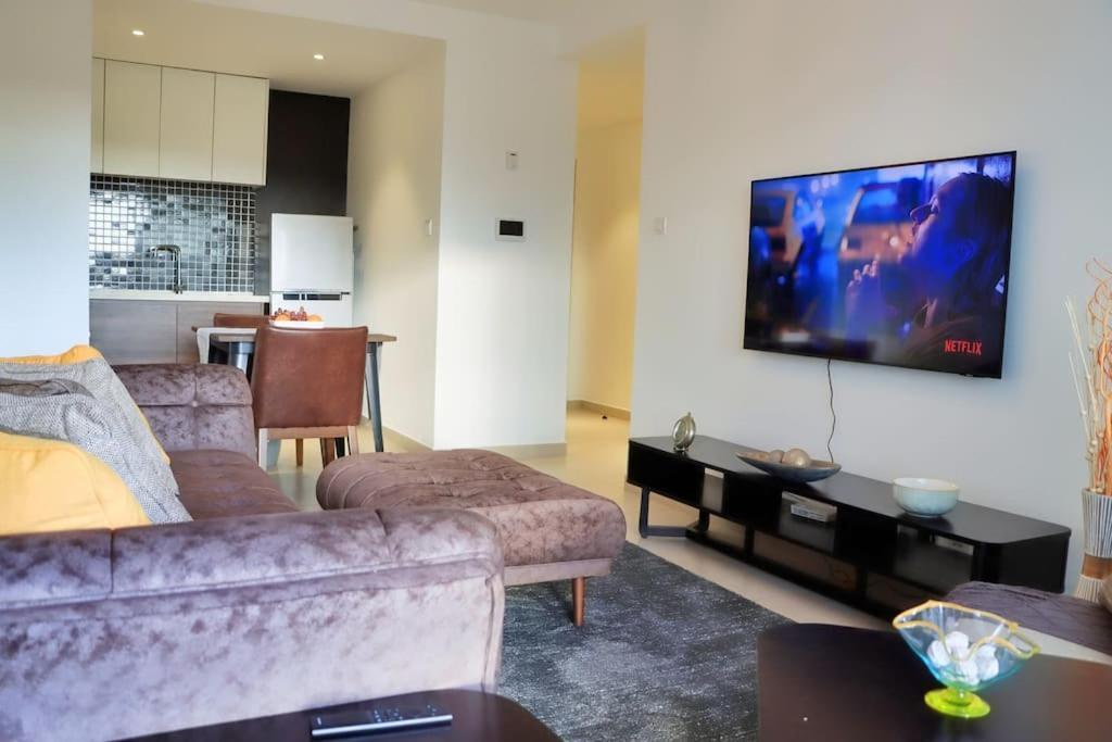 Astoria Lovely One Bedroom With Ac & Ups In Lavington Apartment