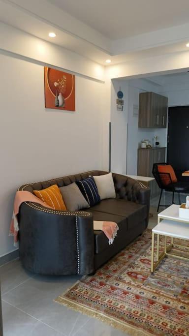 Sky-high Serenity: Your Modern 1br Retreat On The 10th Floor Apartment *