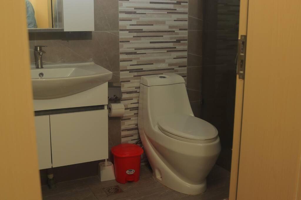 Luxury And Elegant 2 Bedroom With Views Apartment *