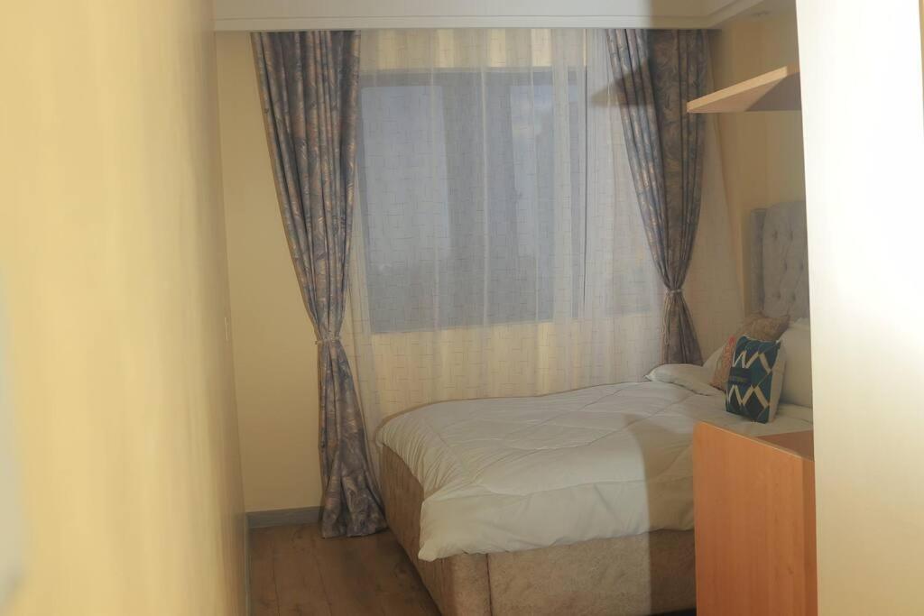 Luxury And Elegant 2 Bedroom With Views *