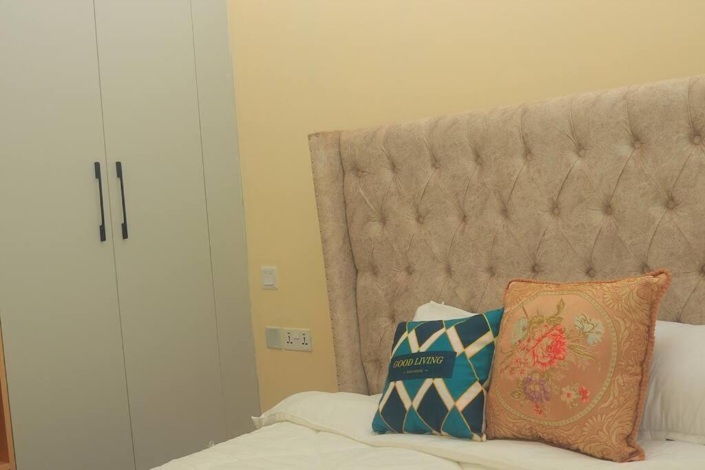 Luxury And Elegant 2 Bedroom With Views Apartment *