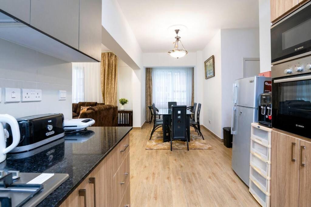 Apartment Luxury Oasis: 2 Bedroom Haven In Prime Suburb *