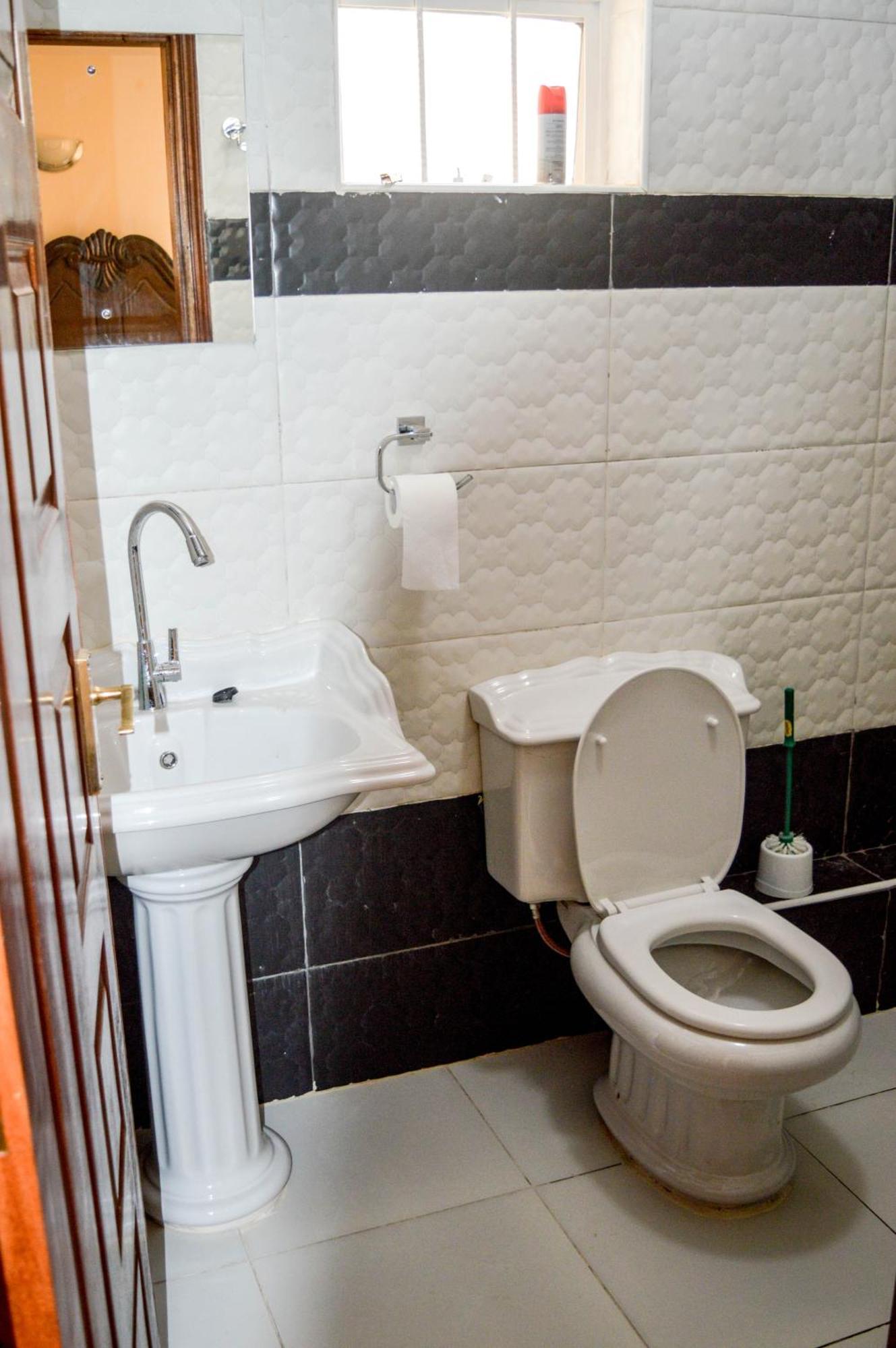 Roma - Prestigious Lifestyle 2 Bedroom Ensuite Opp Garden Mall * Nairobi