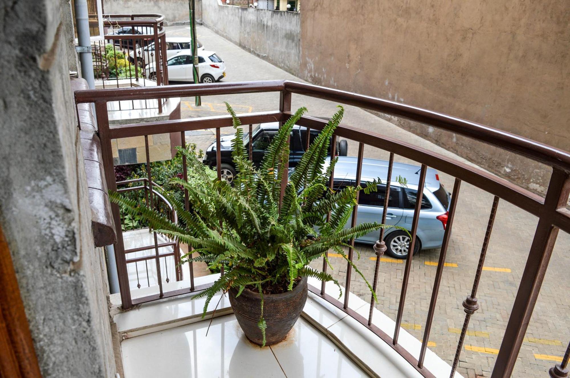Apartment Roma - Prestigious Lifestyle 2 Bedroom Ensuite Opp Garden Mall *