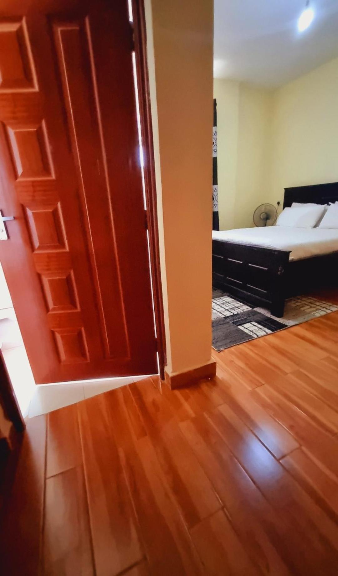 Apartment Rossyln Close To Un, Village Market And Two Rivers Mall *