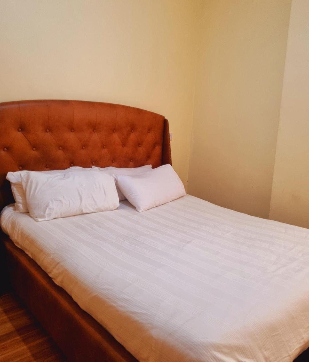Apartment Rossyln Close To Un, Village Market And Two Rivers Mall