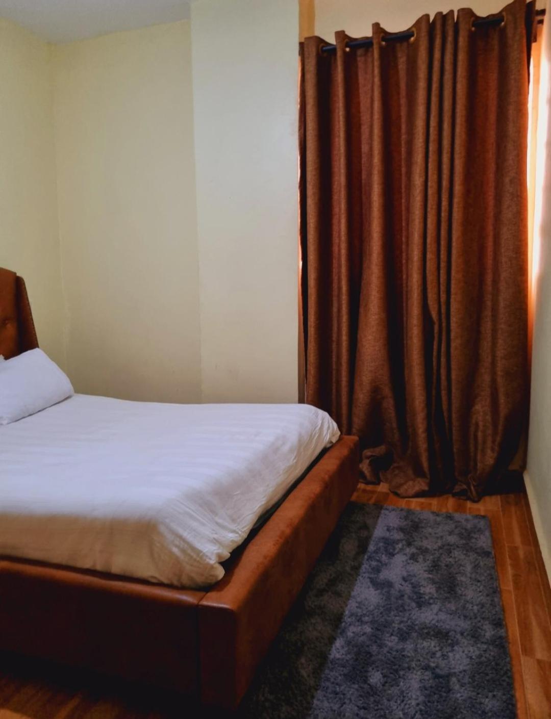 Apartment Rossyln Close To Un, Village Market And Two Rivers Mall *