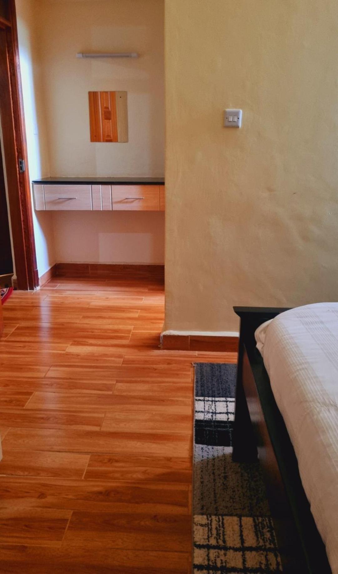 Apartment Rossyln Close To Un, Village Market And Two Rivers Mall *