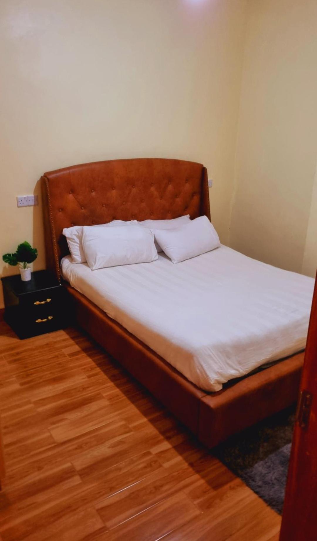 Apartment Rossyln Close To Un, Village Market And Two Rivers Mall *