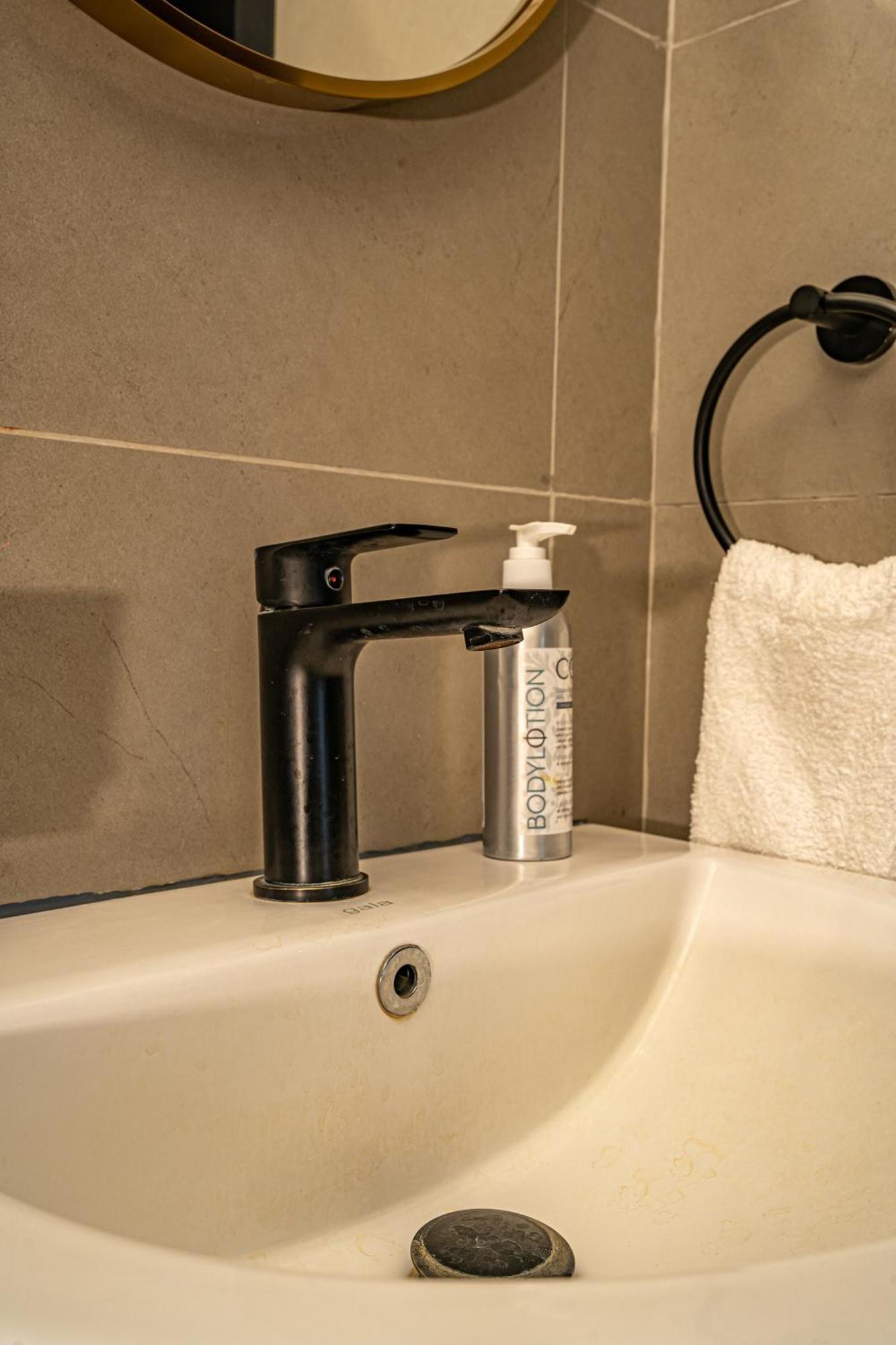 Escada & 2-bedroom, Rooftop Swimming Pool, Gym, Workspace, Wonderiss Homes Westland Living Apartment