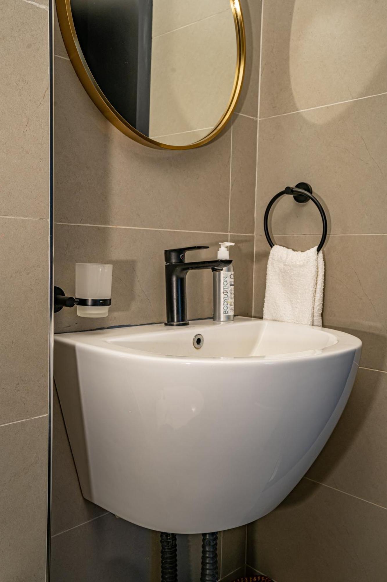 Escada & 2-bedroom, Rooftop Swimming Pool, Gym, Workspace, Wonderiss Homes Westland Living *