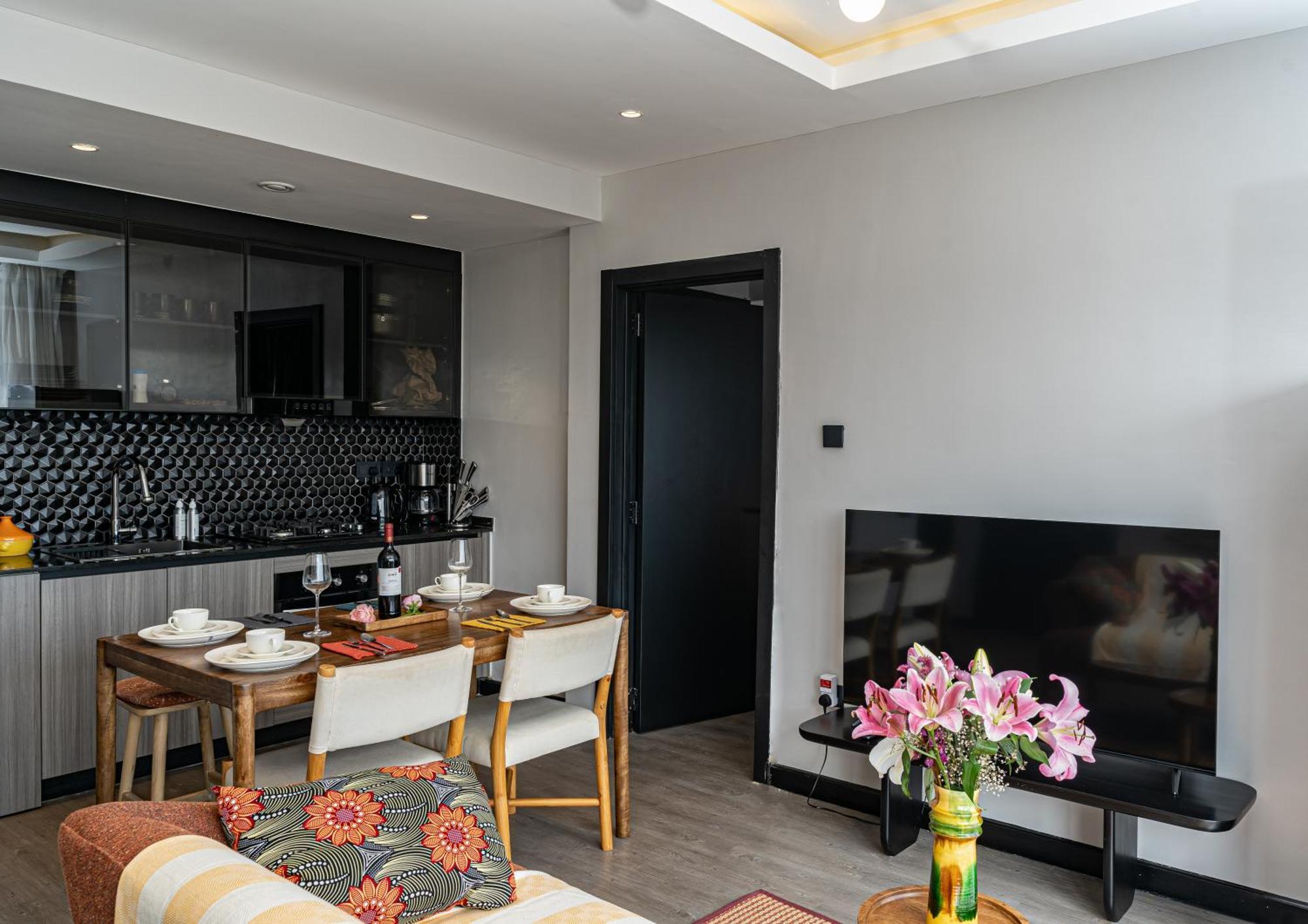Escada & 2-bedroom, Rooftop Swimming Pool, Gym, Workspace, Wonderiss Homes Westland Living