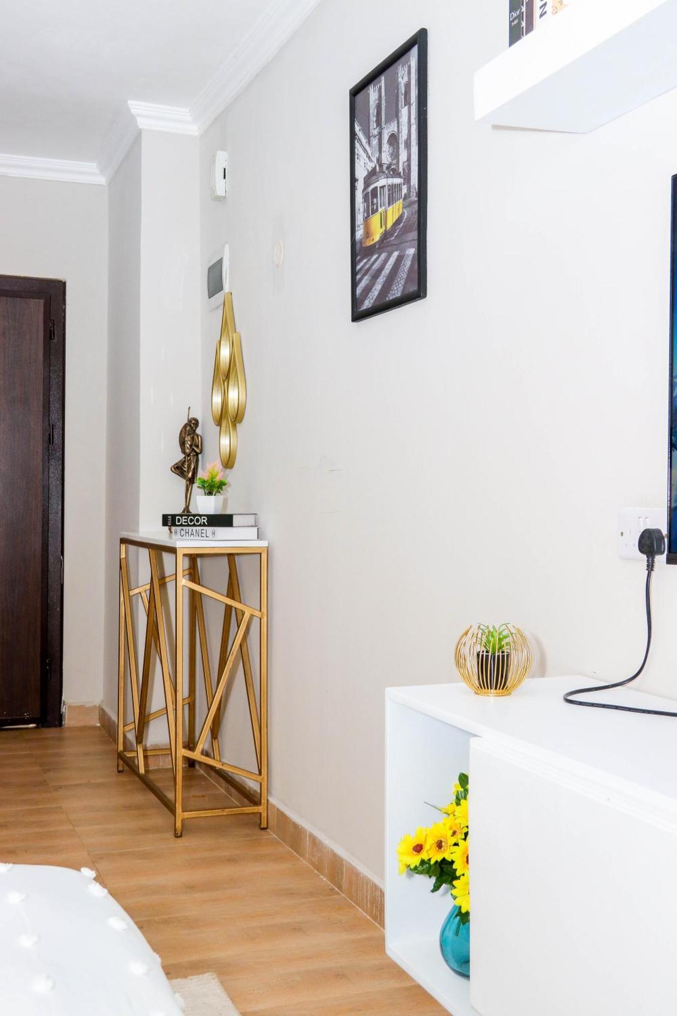 Pike Apartment *