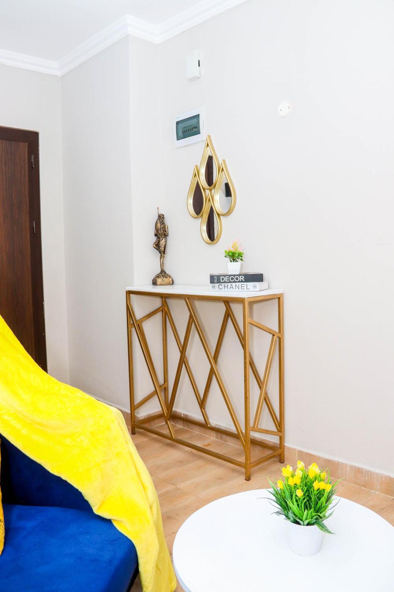 Pike Apartment *