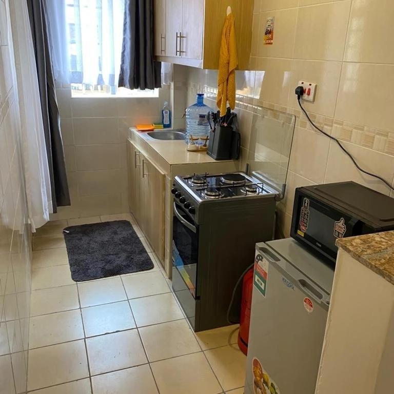 Luxurious One Bedroom Centrally-located In South B, Minutes From Cbd, Shopping Malls, Restarants And Other Entertainment Areas. Free Private Parking With High-speed Lifts And Ample Security With Cameras Around The Building. * Nairobi
